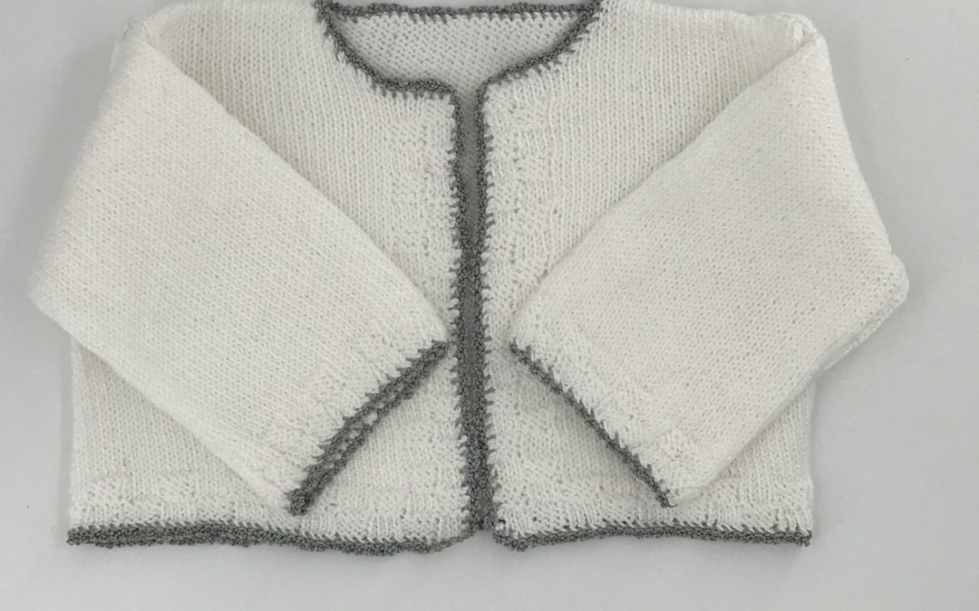 Modelo 12. Chaqueta perlé blanco, borde gris